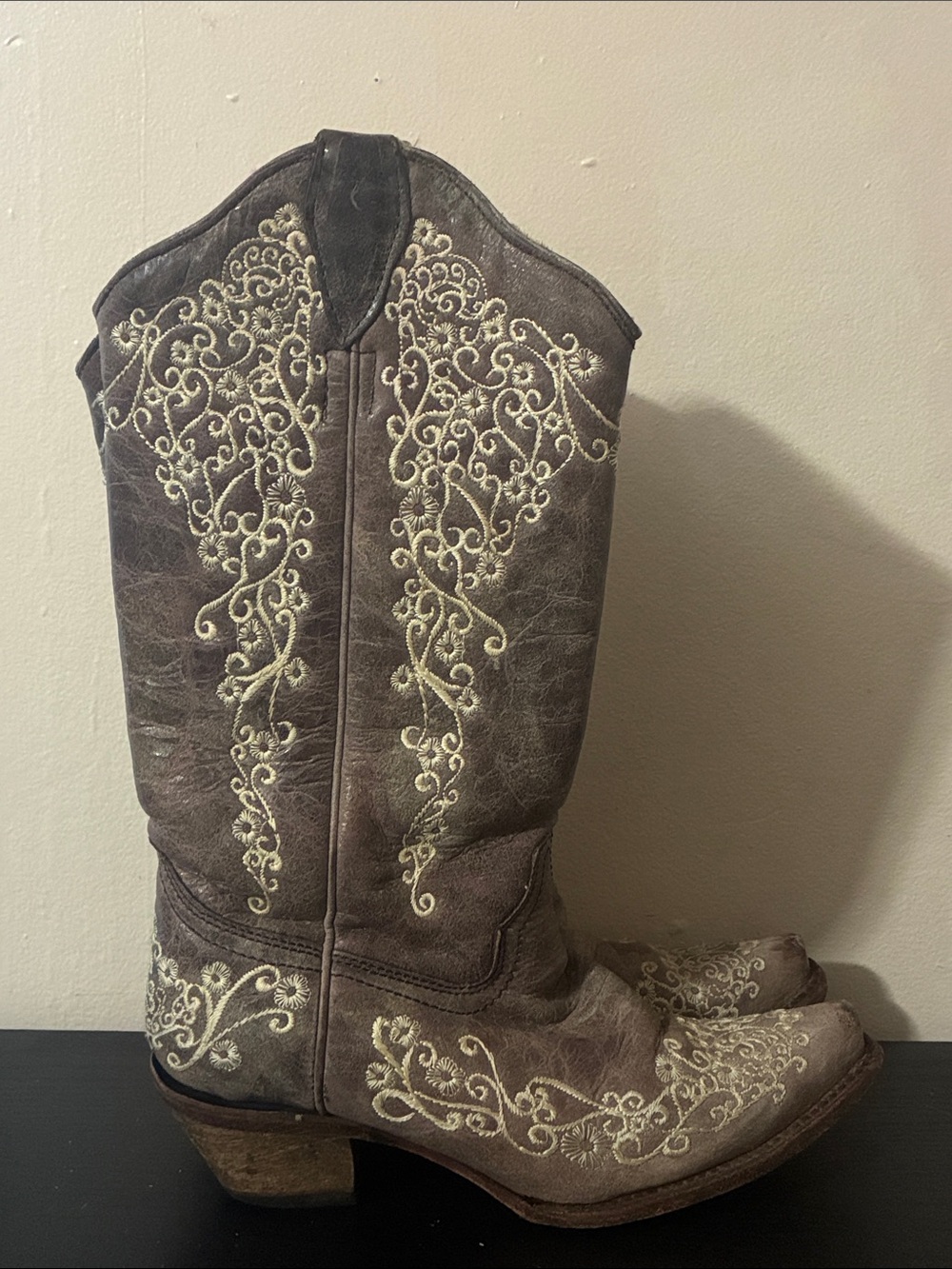 Corral Women’s crater bone Embroidery western Boots size 6.5